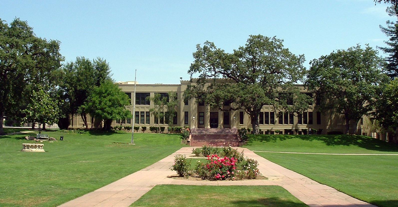 School grounds. Лос Гатос. Los gatos High School.