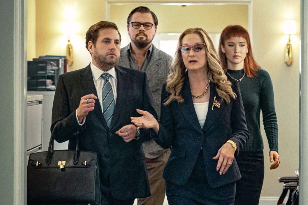Kate Dibiasky (Jennifer Lawrence) and Dr. Randall Mindy (Leonardo Di Caprio) try to convince President Janie Orlean (Meryl Streep) and Jason Orlean (Jonah Hill) about an incoming meteor.