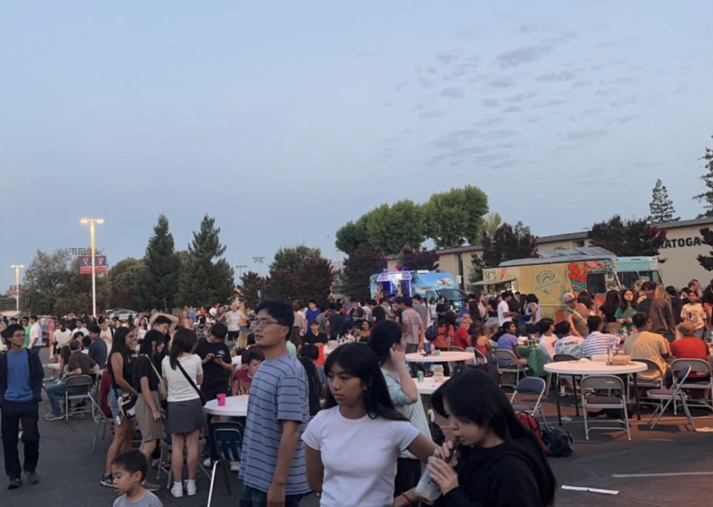 The+food+trucks+on+Aug.+15+raised+money+for+the+school+year.