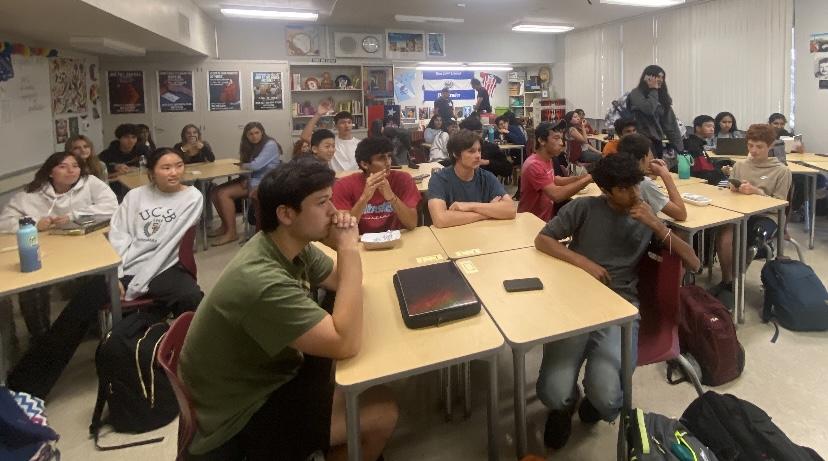 On Oct. 17, Spanish club members listen attentively to a presentation about tacos by the club officers.