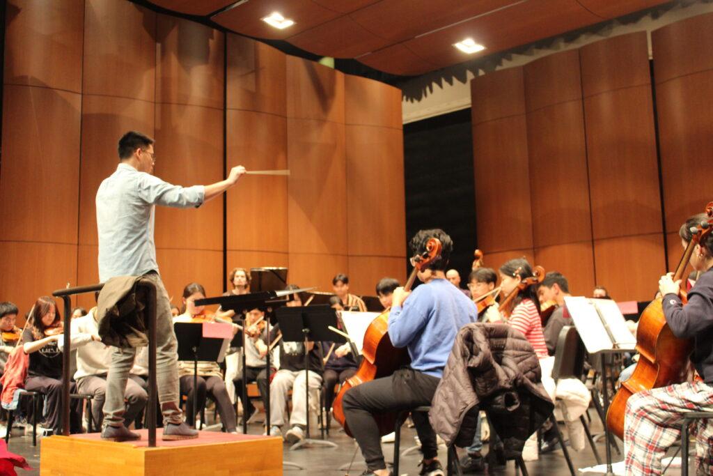 On Dec. 5, music director Jason Shiuan conducts a Saratoga Strings practice during fourth period orchestra.