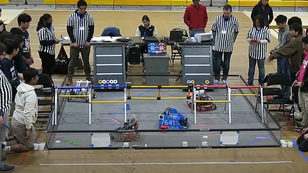 MSET Bettafish and MSET Jellyfish compete against each other during a match at a FTC league meet.