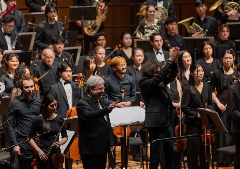 The California Berkeley Symphony Orchestra bows after a spectacular performance.