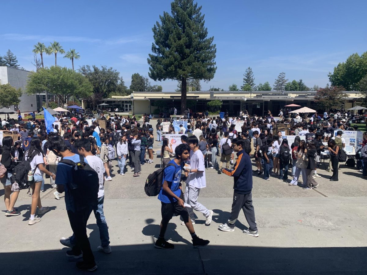 Students visited the booths of academic clubs on Thursday, hoping to join some for the upcoming school year.