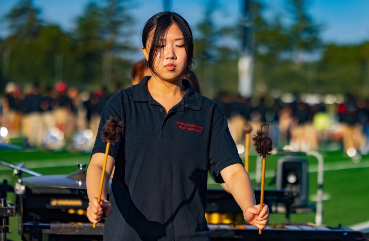 Kuroda-Ren plays the marimba.